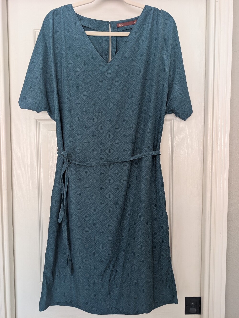 Tea Collection Women's V-Neck Short Sleeve Belted 55% Silk Dress RARE!